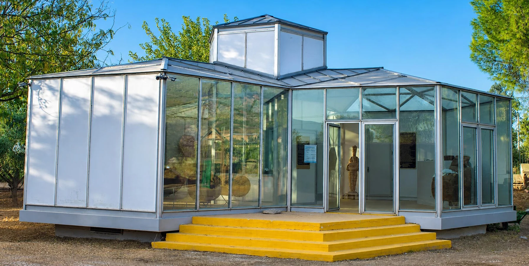Çine Beekeeping Museum honeycomb-inspired exhibition pavilion and traditional beehives in Aydın Türkiye