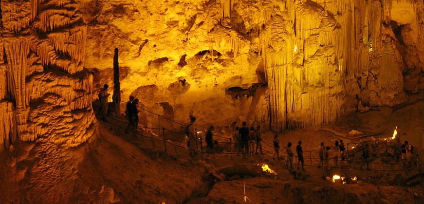 Dunkle Höhle
