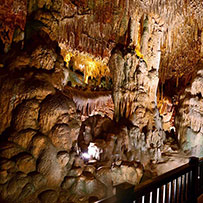 Dunkle Höhle