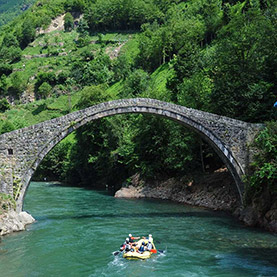 Fırtına-Fluss und historische Steinbrücken