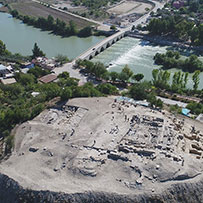 Misis-Hügel und historische Brücke bei Adana