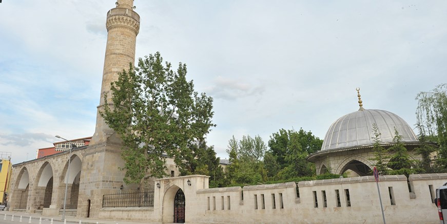 Große Moschee & Taş-Medrese