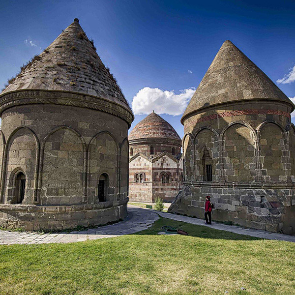 Die drei Grabmäler (Üç Kümbetler)