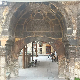 Yılanlı-Moschee und Komplex