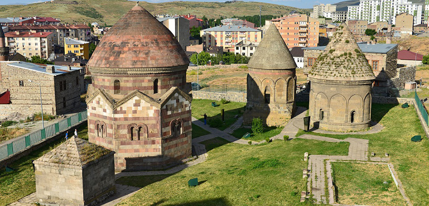 Tre Tombe (Üç Kümbetler)